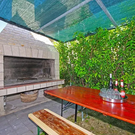 Orange House Апартаменты Подстрана